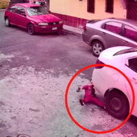 VIDEO Auto atropella a niño y pasa por encima de su cabeza en Iztapalapa