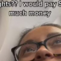 VIDEO Tunden a mujer en redes por quejarse de niño en vuelo; pide vuelos solo para adultos