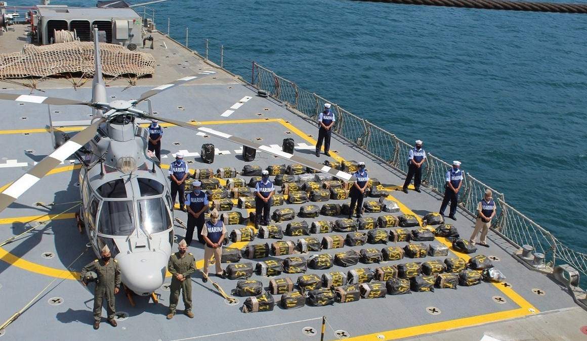 En dos acciones distintas, elementos de la Secretaría de Marina (Semar) aseguraron al suroeste del Puerto de Chiapas, aproximadamente dos mil 400 kilogramos de cocaína