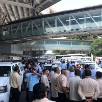 ¡Caos total! Taxistas bloquean Terminal 1 y 2 del AICM
