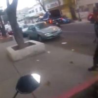 Los buenos somos más: Motociclista ayuda a policía a perseguir a un ladrón