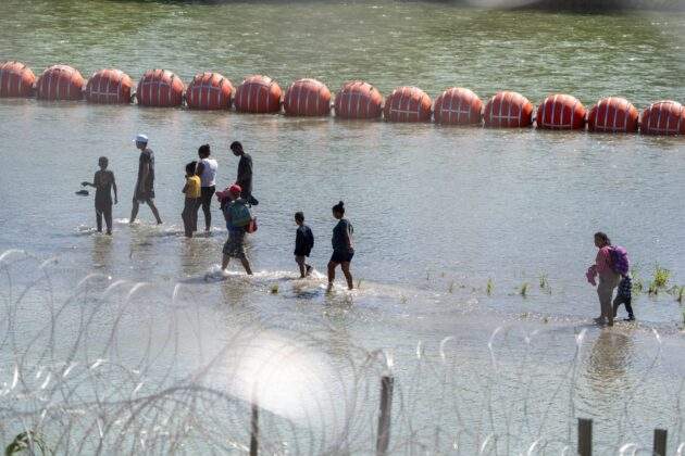 Las boyas fueron implementadas en el río Bravo por el gobernador de Texas, para evitar el paso de migrantes, a pesar de representar un riesgo para las personas.