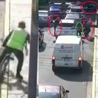 VIDEO Policía en bicicleta se enfrenta a asaltantes en la Benito Juárez