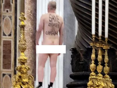 ¿Por qué este hombre se desnudó en la Basílica de San Pedro?
