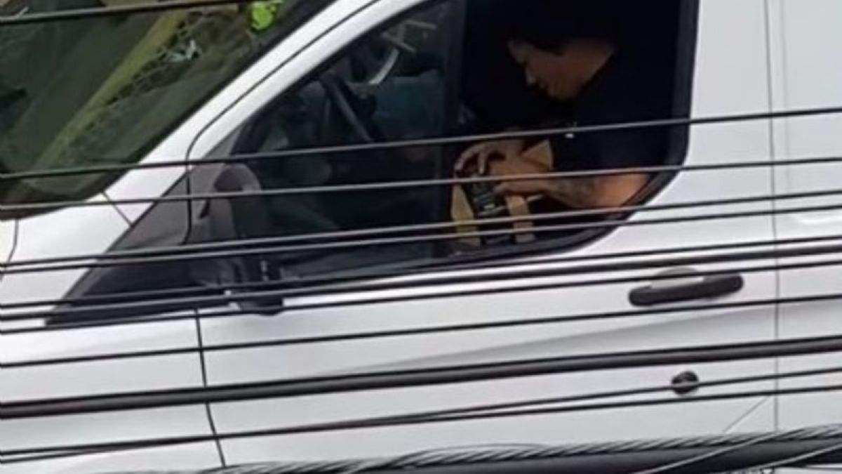 Estos repartidores de Amazon abren paquetes en CDMX y los tratan de volver a sellar con saliva