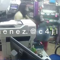 VIDEO: Así se defendió esta empleada de papelería de las ladronas