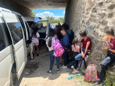 Interceptan 8 camionetas con 125 migrantes en Oaxaca