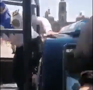POLICÍAS VS MUJERES: arrastra patrulla a mujer en CDMX