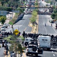 Liberan Autopista del Sol; manifestantes entregan a 13 funcionarios retenidos ayer