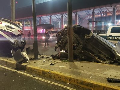 Auto se parte a la mitad por ir a exceso de velocidad en Avenida Central