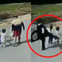VIDEO Madre patea a su propia hija mientras caminan en calles de Cuautitlán
