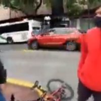 Esta camioneta de la Fiscalía atropelló a ciclista