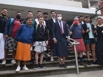 FOTOS Profesor y alumnos asisten con falda a la Universidad de Veracruz