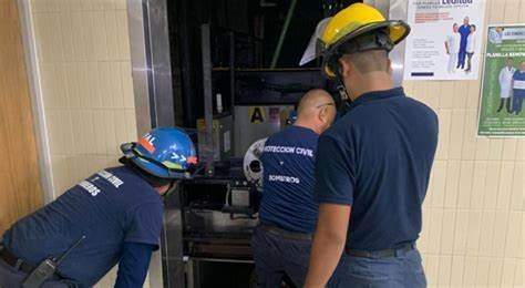Derechohabientes y sus familiares quedan atrapados por cuatro horas en una clínica de Coahuila tras detenerse un elevador del IMSS entre dos pisos