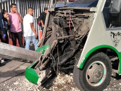 Iztapalapa: choca microbús con auto, 11 lesionados