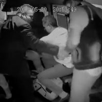 VIDEO Pasajeros quitan pistola y golpean a asaltante en combi de Naucalpan