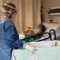 Mujer acude al IMSS por dolor abdominal y le amputan las piernas