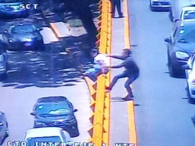 VIDEO Automovilista evita que mujer se suicide en Circuito Interior
