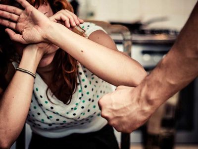 En Puebla, hombre golpea a mujer en mercado y queda grabado
