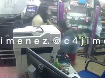 VIDEO: Así se defendió esta empleada de papelería de las ladronas