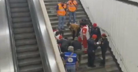 La mujer empezó trabajo de parto en las escaleras de la estación