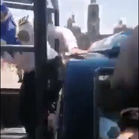 POLICÍAS VS MUJERES: arrastra patrulla a mujer en CDMX