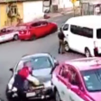 VIDEO Mujer que bajaba de taxi es arrollada en CDMX