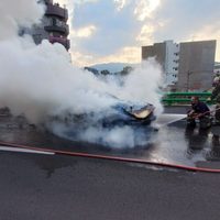 VIDEO Por choque, auto en el Periférico se incendia